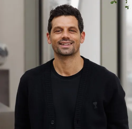 Alex Lacroix, Agent in  - Compass