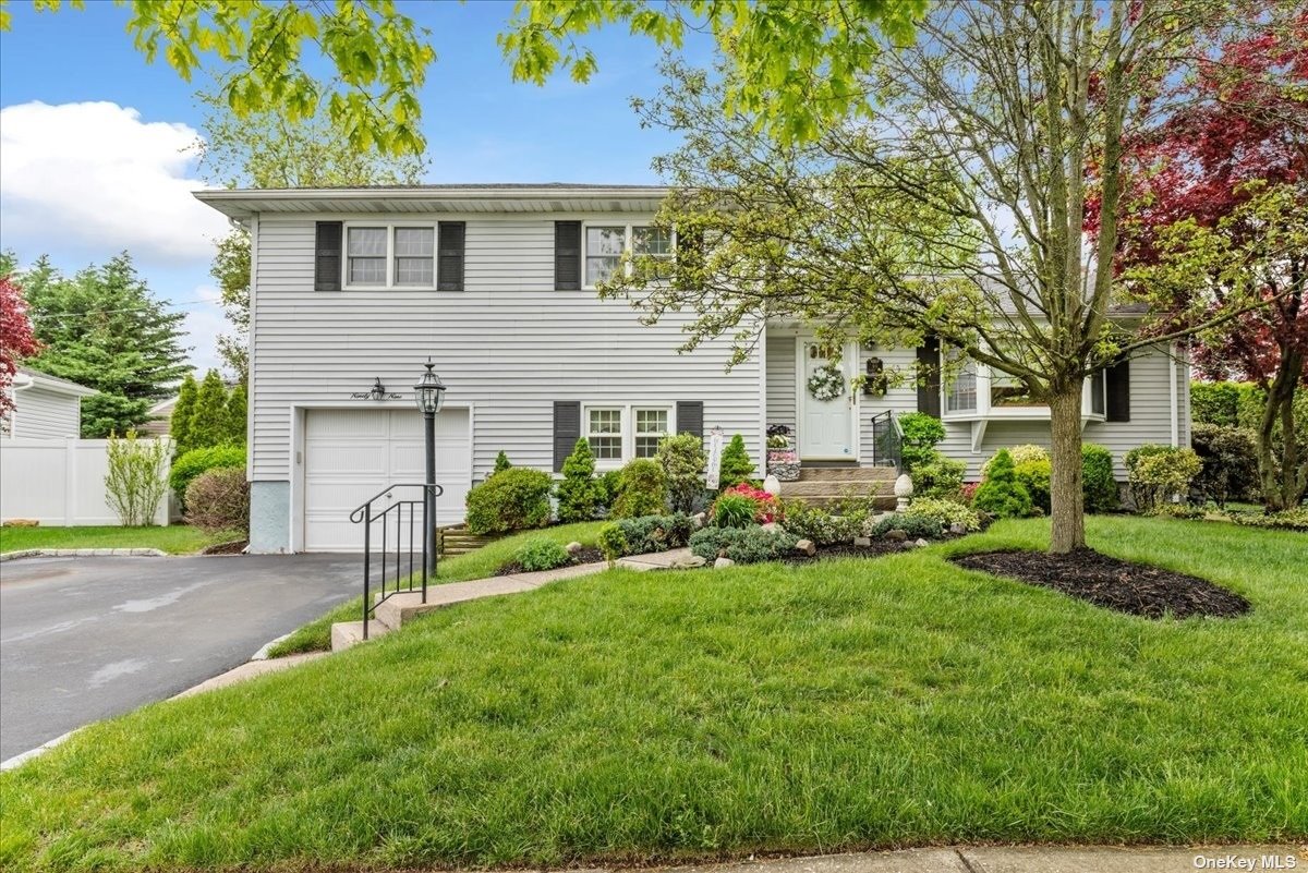 99 Silber Avenue, Bethpage