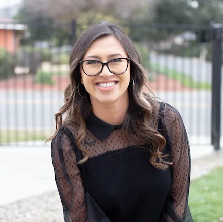 Nhi Hubacek, Agent in  - Compass