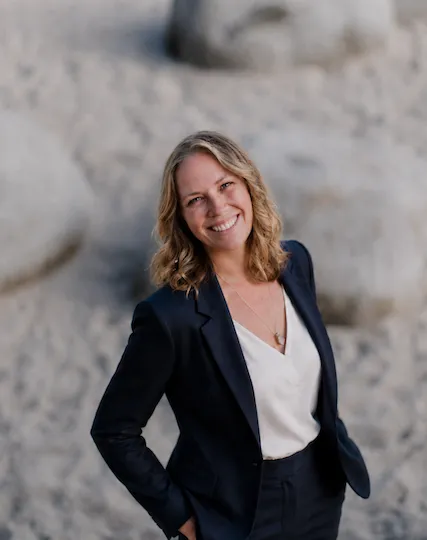 Coral Dunbar, Agent in  - Compass