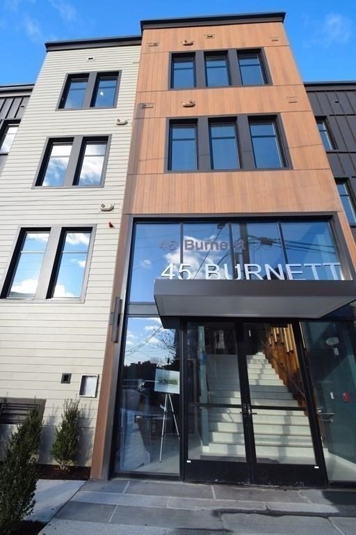 $3,100 | 45 Burnett St, Unit 301