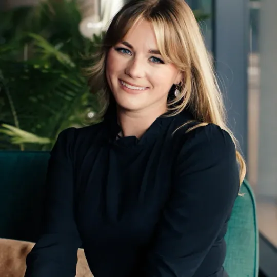 Annabel Korzelius, Agent in  - Compass