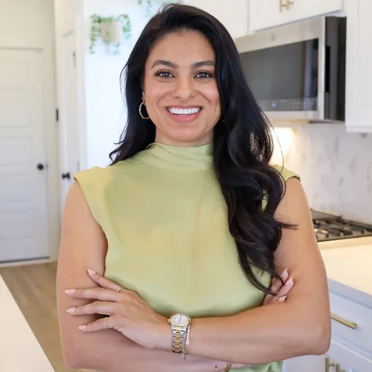 Claudia Lorena, Agent in  - Compass