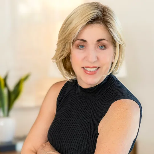 Gizelle Sieber, Agent in  - Compass