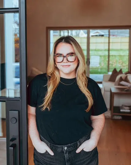 Chelsea Smith, Agent in  - Compass