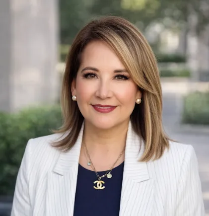 Claudia Miranda, Agent in  - Compass