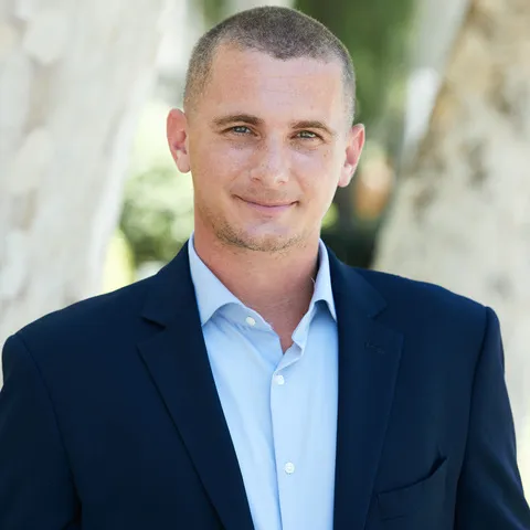 Max Rubinstein, Agent in  - Compass