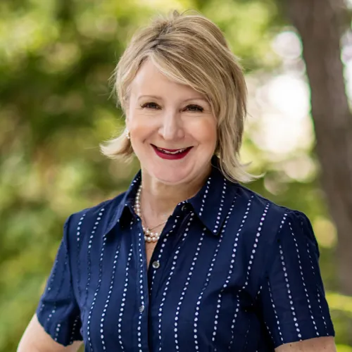 Courtney Stach, Agent in  - Compass