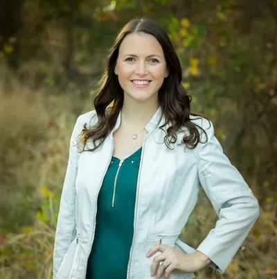 Natalie Moretz, Agent in  - Compass