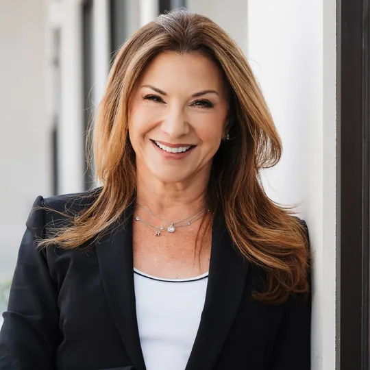 Robyn Schatz, Agent in  - Compass