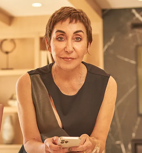 Fiora Aston, Agent in  - Compass