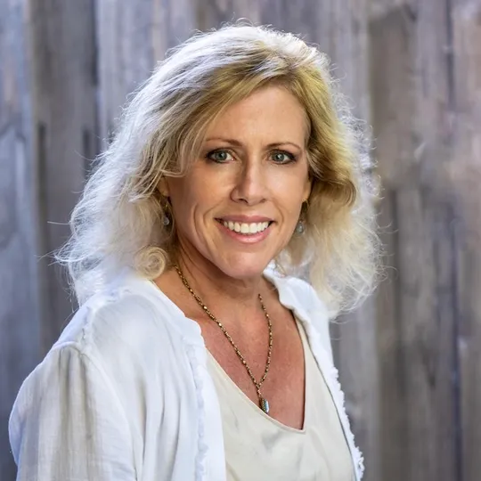 Jennifer Field, Agent in  - Compass