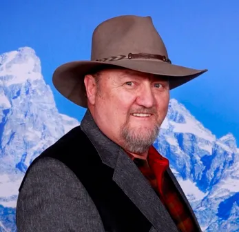 Oly Olson, Agent in  - Compass