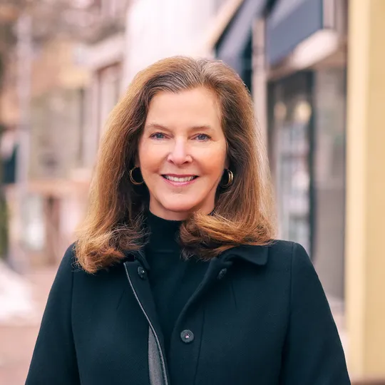 Donna Travers, Agent in  - Compass