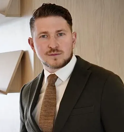 Ali Gocmez, Agent in  - Compass