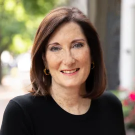 Laura Bach, Agent in  - Compass