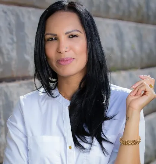 Sanja Gomez, Agent in  - Compass