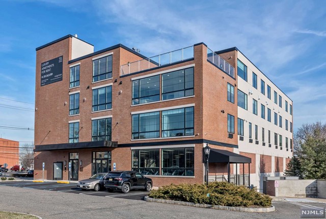 $2,600 | 35 Jefferson Ave, Unit 404 | Westwood