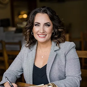 Julie Januario, Agent in  - Compass