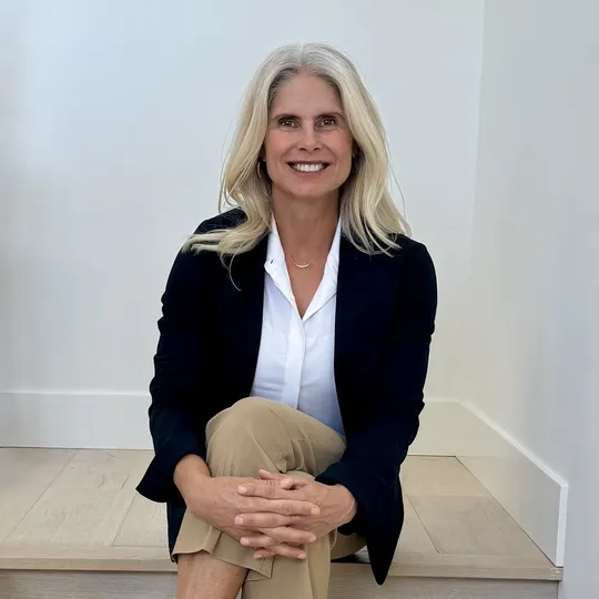 Gretchen Gia Bach, Agent in  - Compass