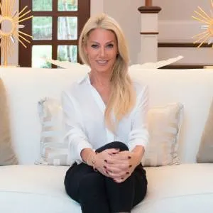 Wendy Fox, Agent in  - Compass