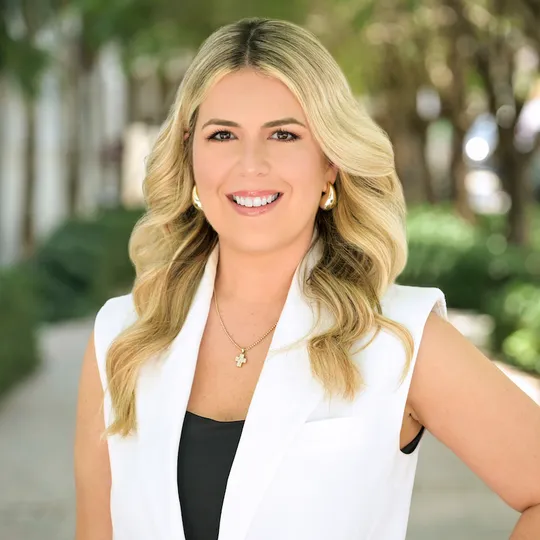 Karina Ugarte, Agent in  - Compass