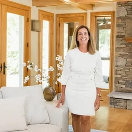 Lisa Petrini Bell, Agent in  - Compass