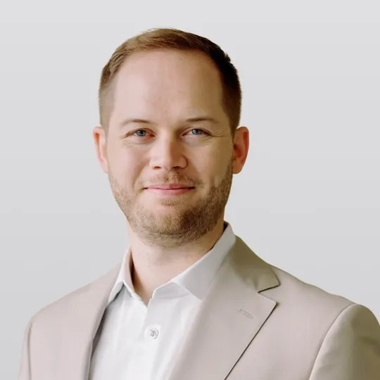 Andrew Everett, Agent in  - Compass