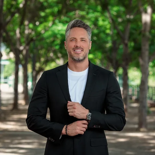 Alex Chapman, Agent in  - Compass