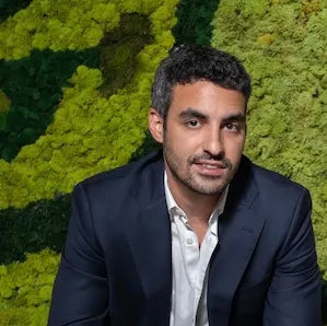 David De Leon, Agent in  - Compass