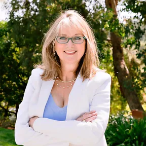 Kelly Lynch