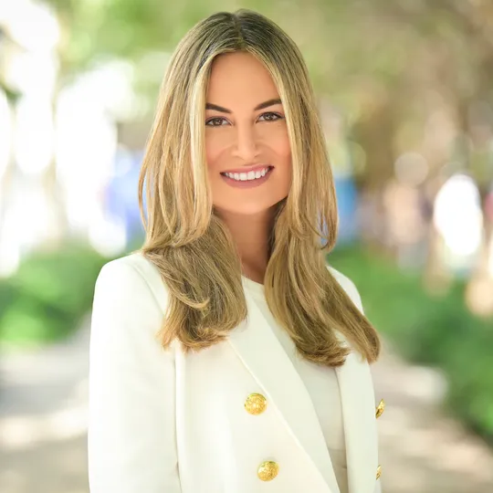 Ana Guillen, Agent in  - Compass