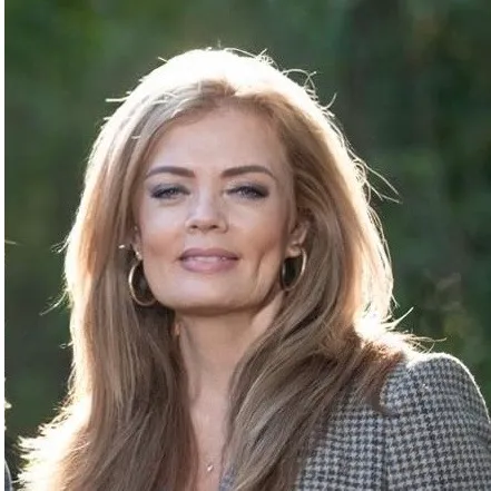 Viveca Stahl, Agent in  - Compass