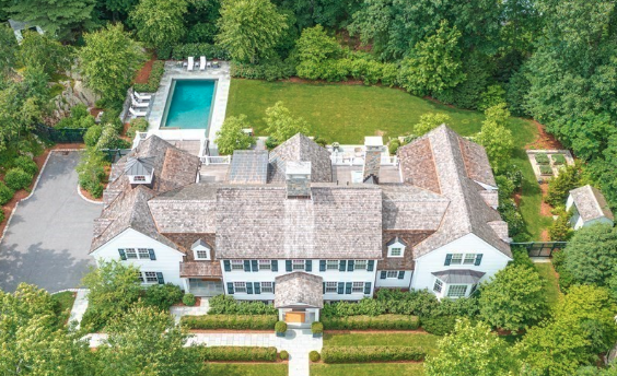 Large Wellesley 6 bedroom home with an in ground pool