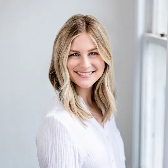 Amanda Moon, Agent in  - Compass