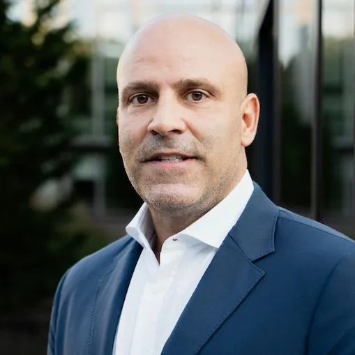 Hayim Nommaz, Agent in  - Compass