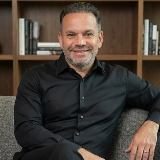 Luis Rodriguez, Agent in  - Compass