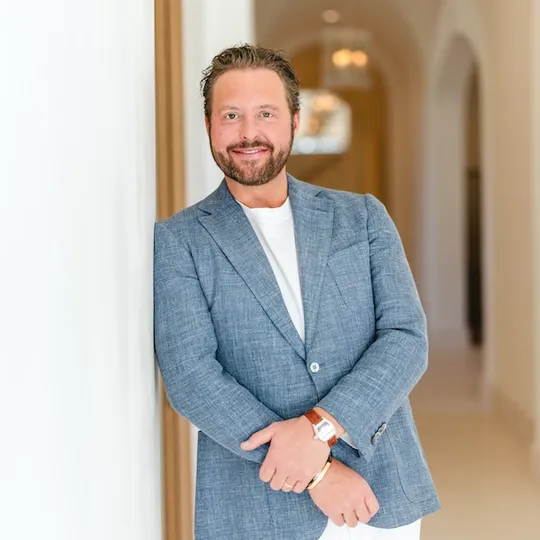 Justin Moon, Agent in  - Compass