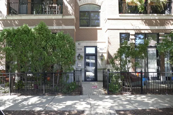 $3,900 | 3024 North Sheffield Avenue, Unit 3S, Chicago, IL 60657