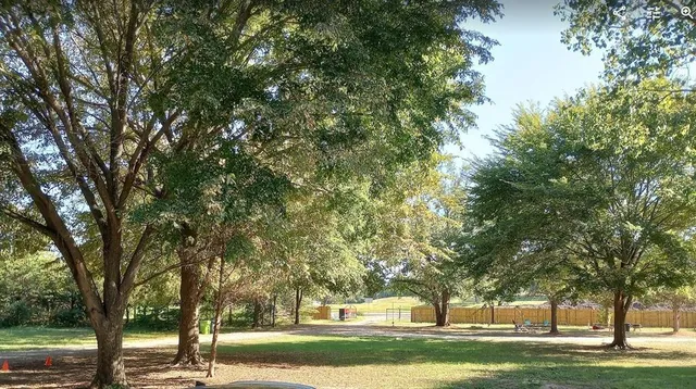 a view of a back yard