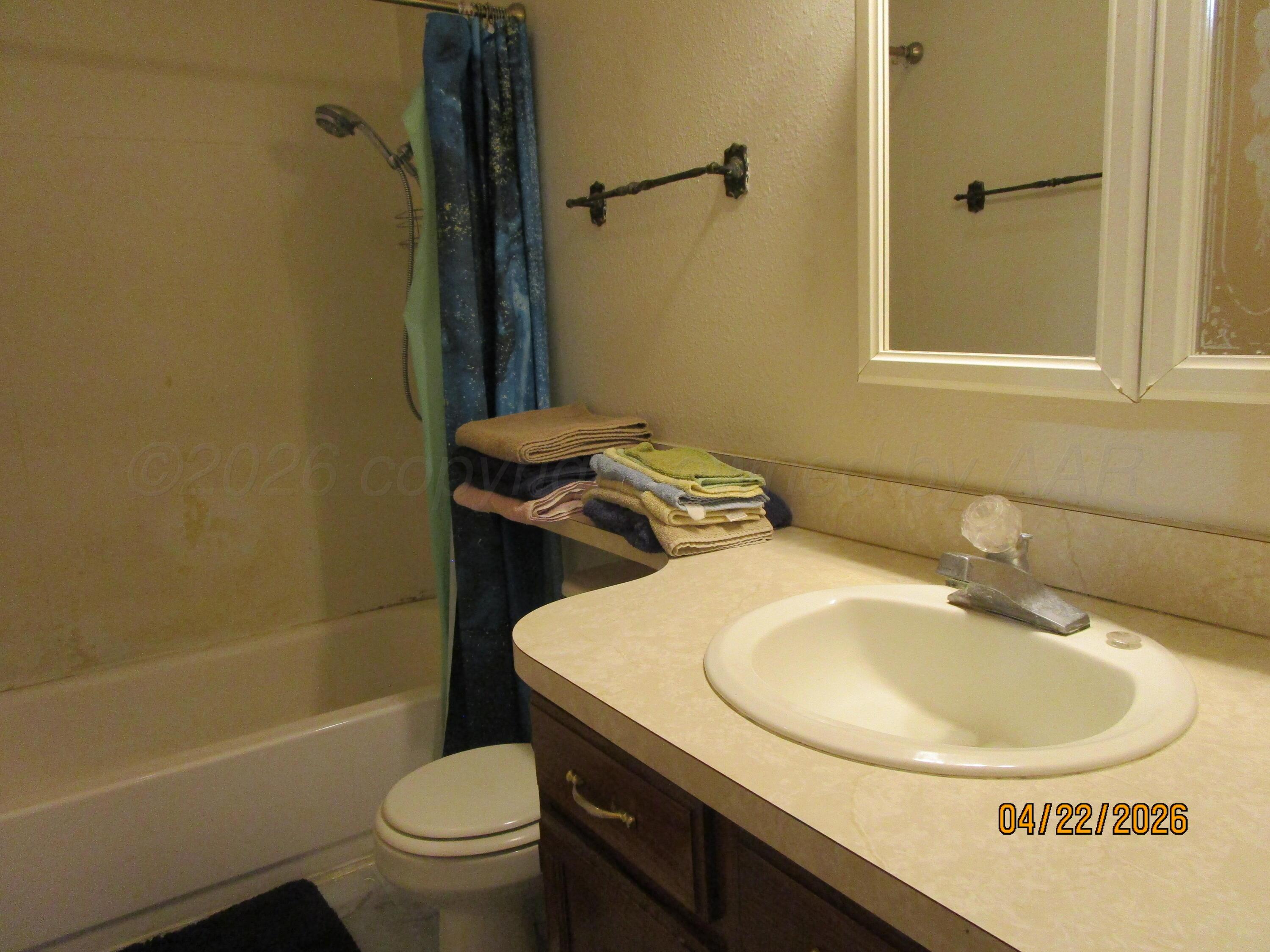 720 Deahl Street Borger, TX 79007 - Photo 5 of 5 a bathroom with a sink a toilet and a bathtub
