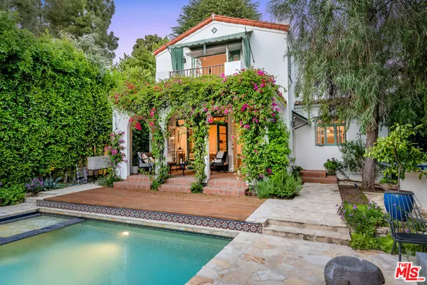 a house view with a outdoor space