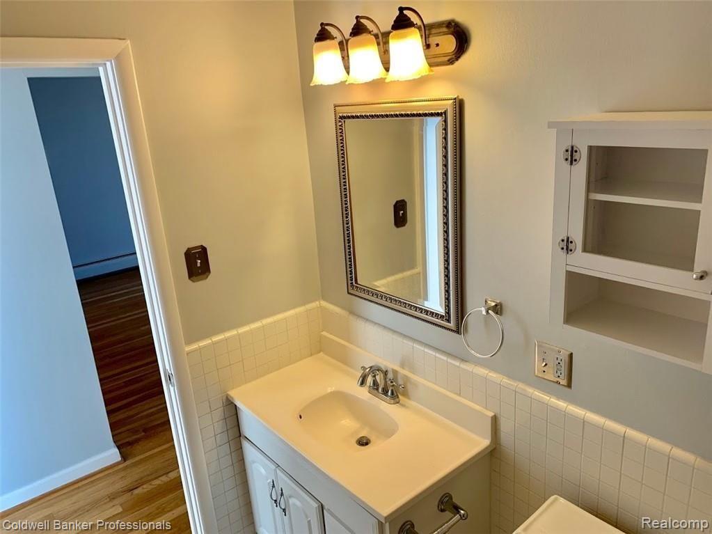 125 East 14 Mile Road, Unit 11 Birmingham, MI 48009 - Photo 8 of 17 Bathroom