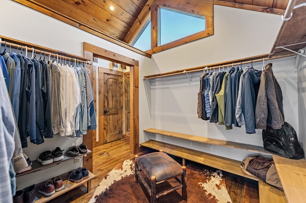 539 Deer Crest Road Blue Ridge, GA 30513 - Photo 46 of 87 Primary closet