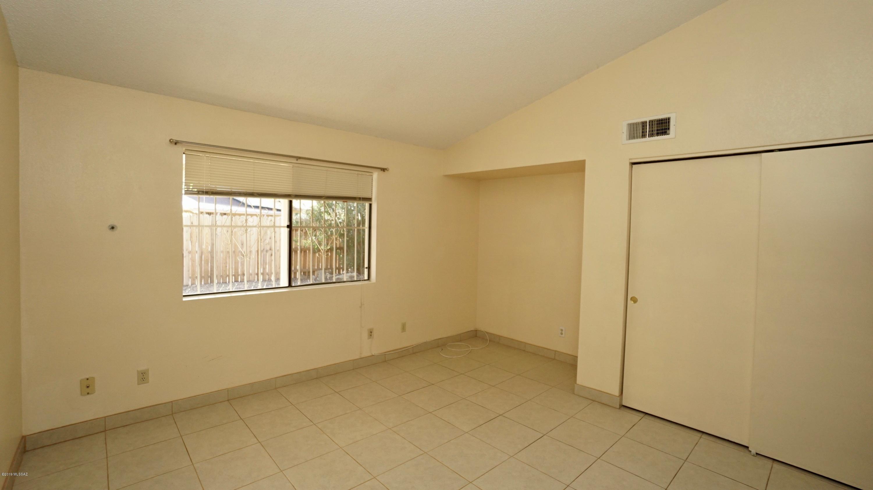 4796 South Lincoln Ridge Drive Tucson, AZ 85730 - Photo 6 of 12 an empty room with a window