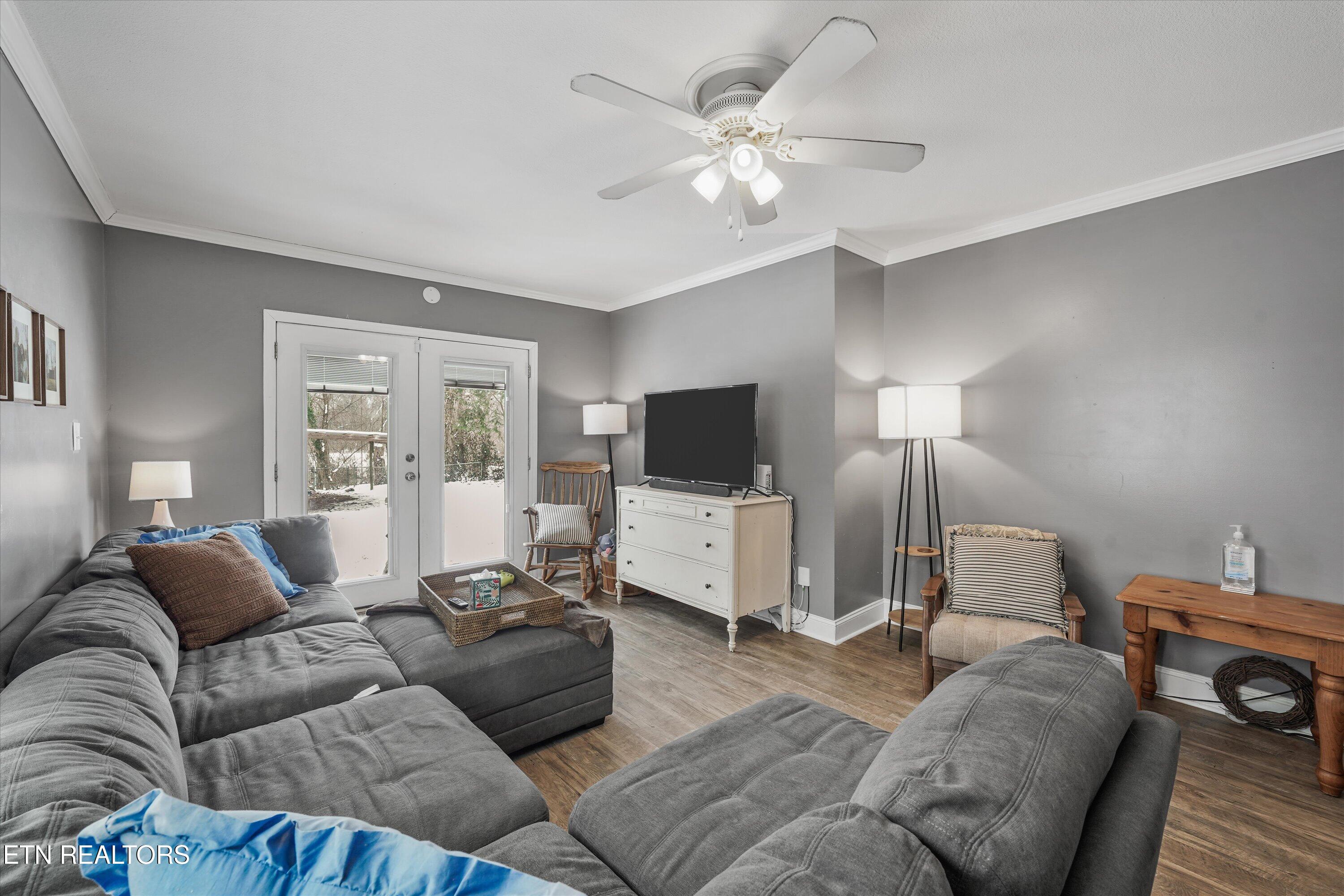 966 Poplar Street Alcoa, TN 37701 - Photo 15 of 34 Living Room