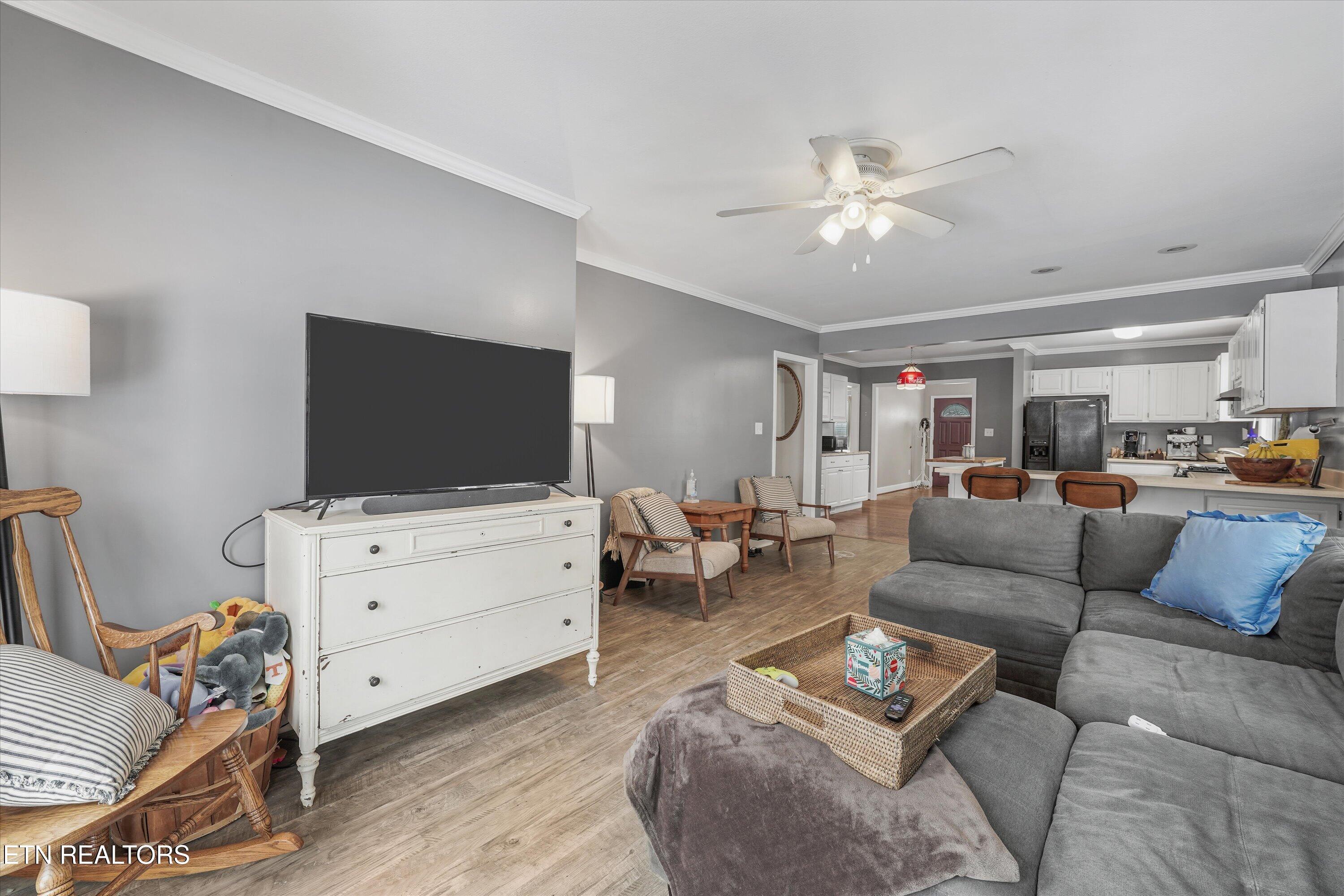 966 Poplar Street Alcoa, TN 37701 - Photo 16 of 34 Living Room