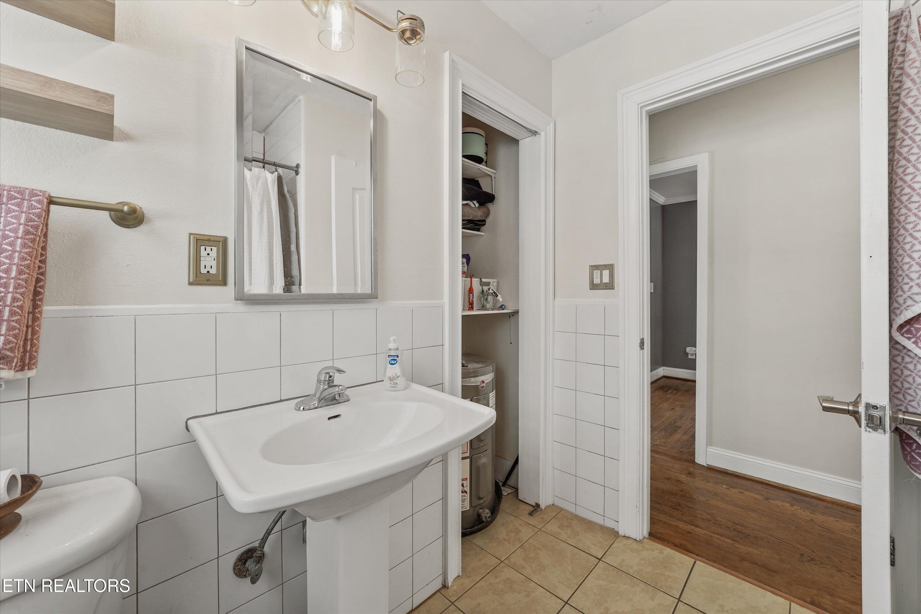 966 Poplar Street Alcoa, TN 37701 - Photo 21 of 34 Bathroom 1