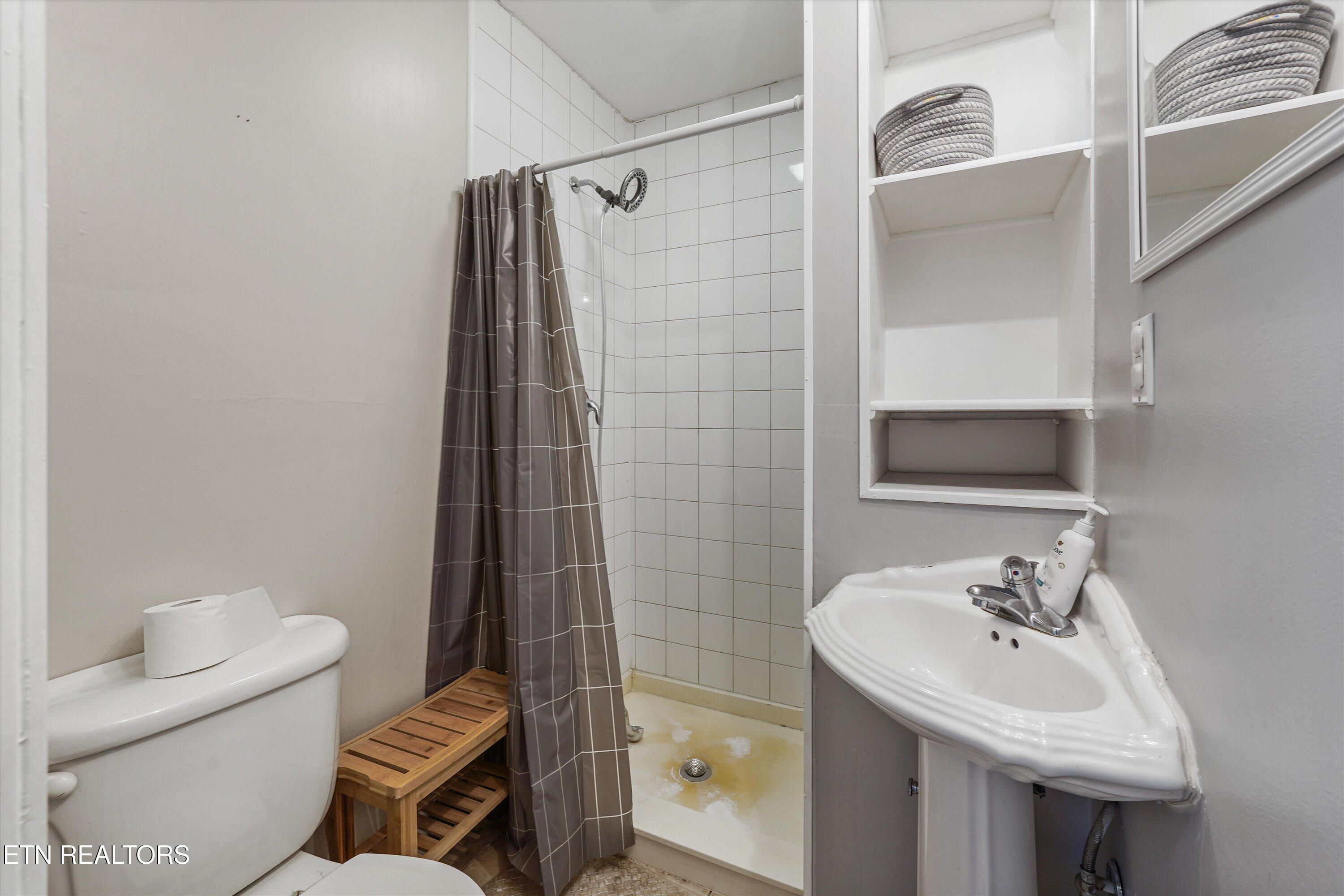 966 Poplar Street Alcoa, TN 37701 - Photo 24 of 34 Bathroom 2