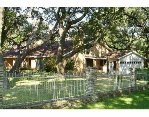 a view of an house with backyard